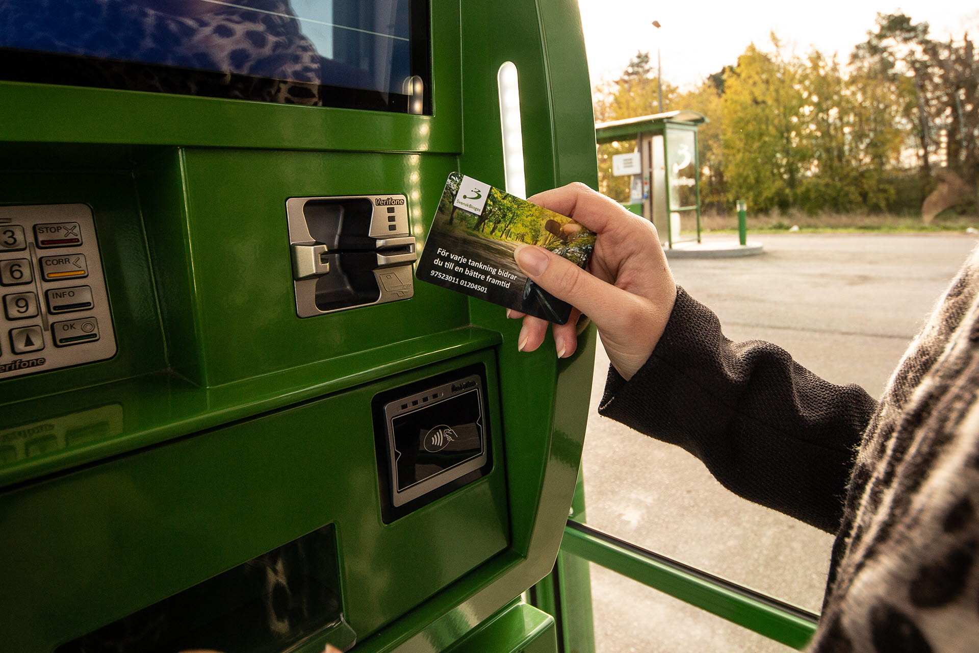 Tanka med Svensk biogaskort på mack