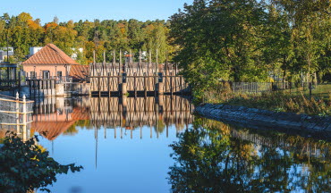 Vattenkraftverket i centrala Mjölby med vattnet i förgrunden