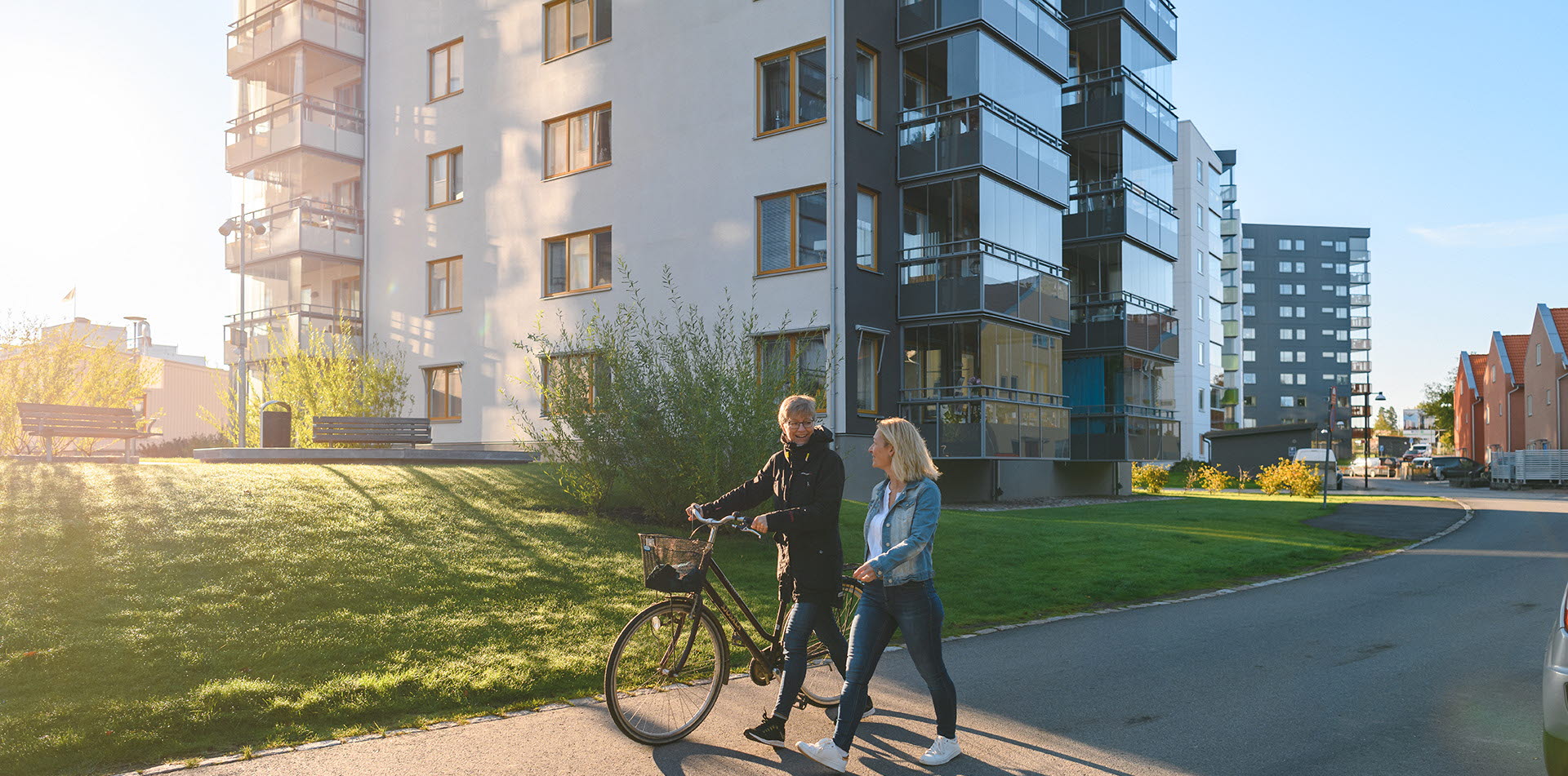 Kunder promenerar framför nya fastigheter i Mjölby