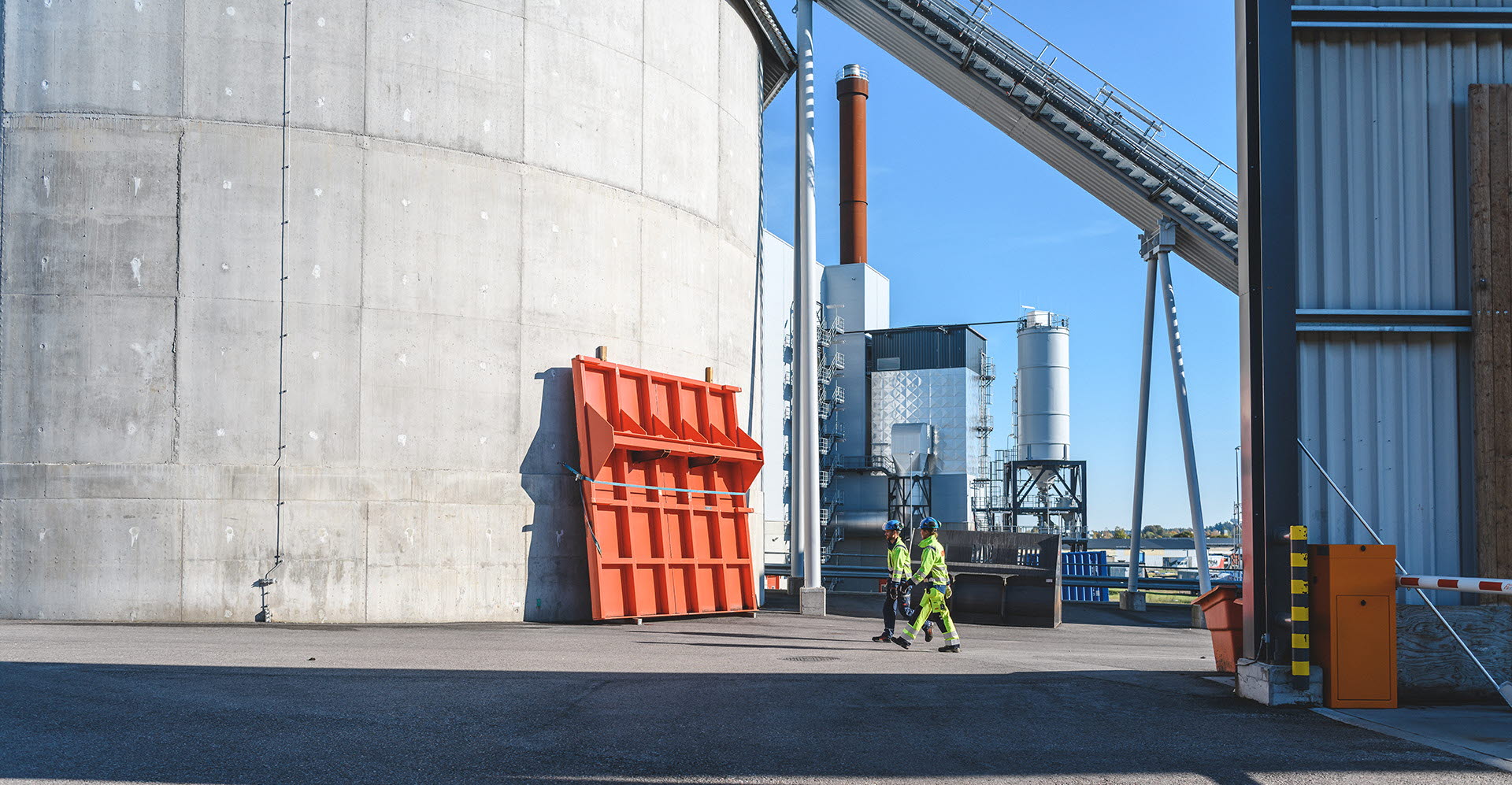 Medarbetare arbetar på kraftvärmeverket i Mjölby