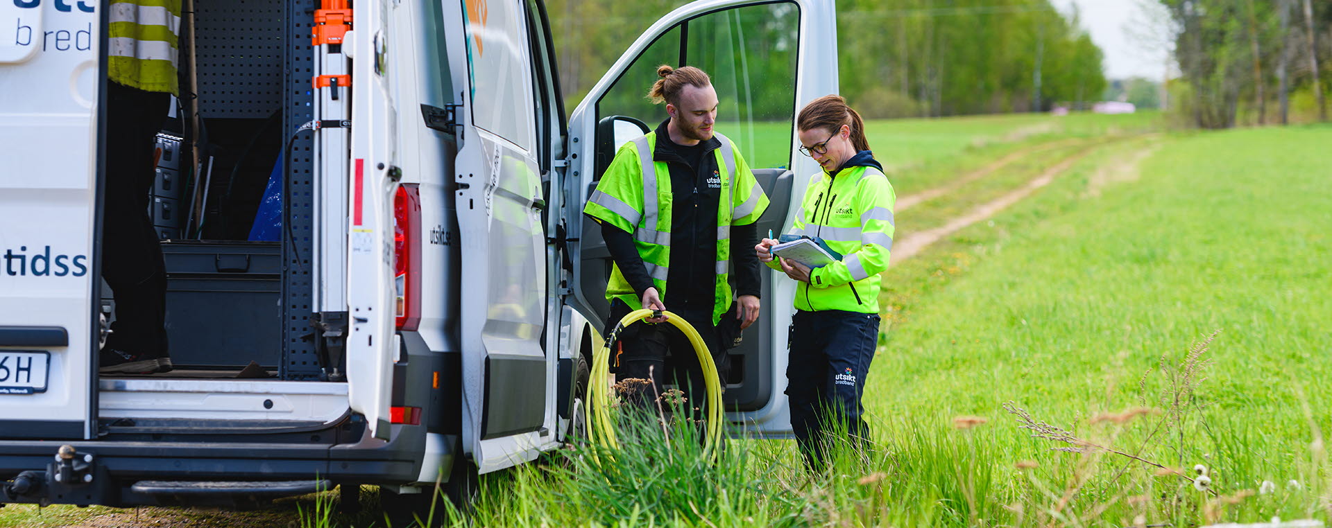 Montör arbetar med fiber på landsbygden