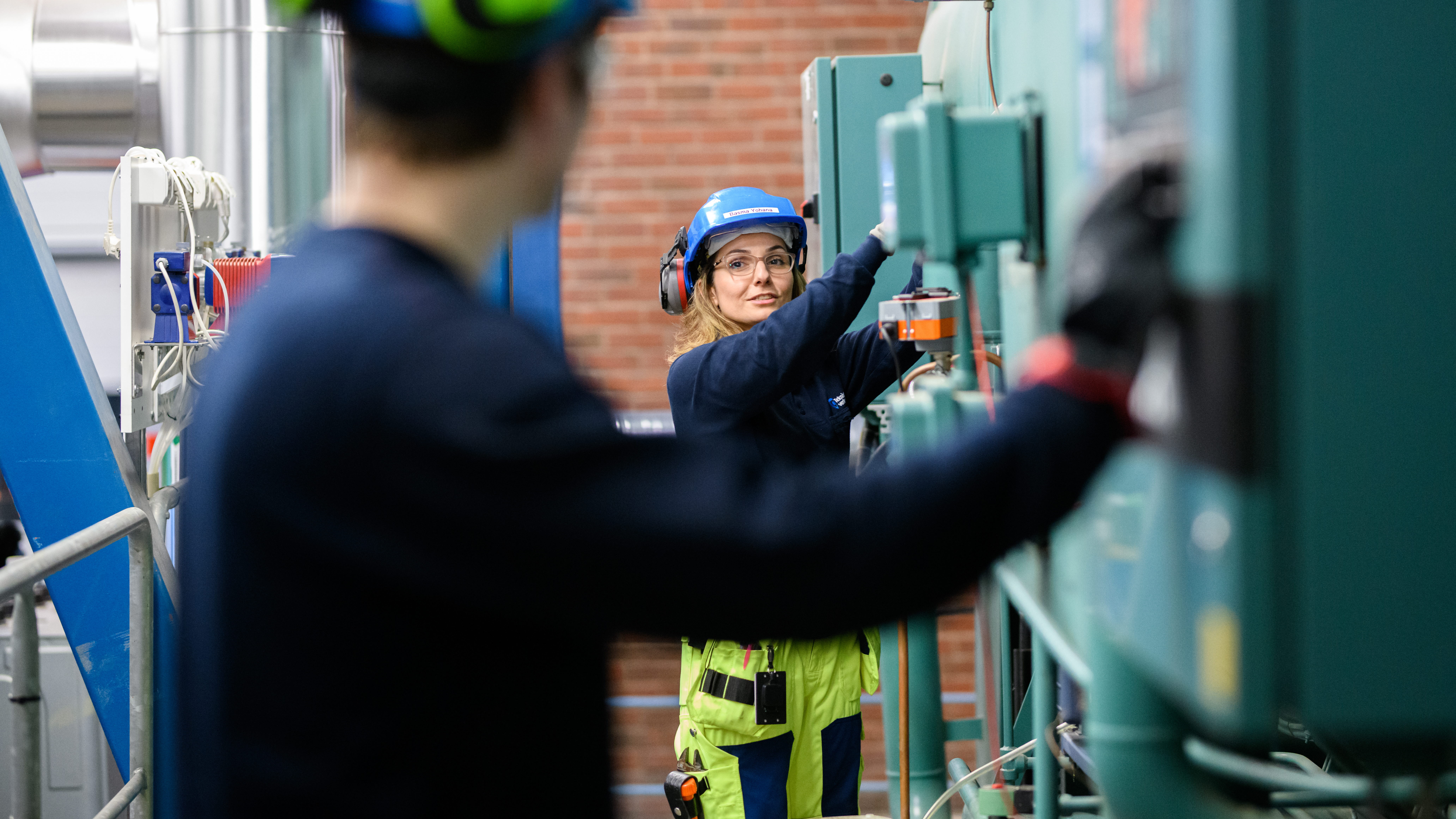 Medarbetare arbetar med fjärrkyla på KV1