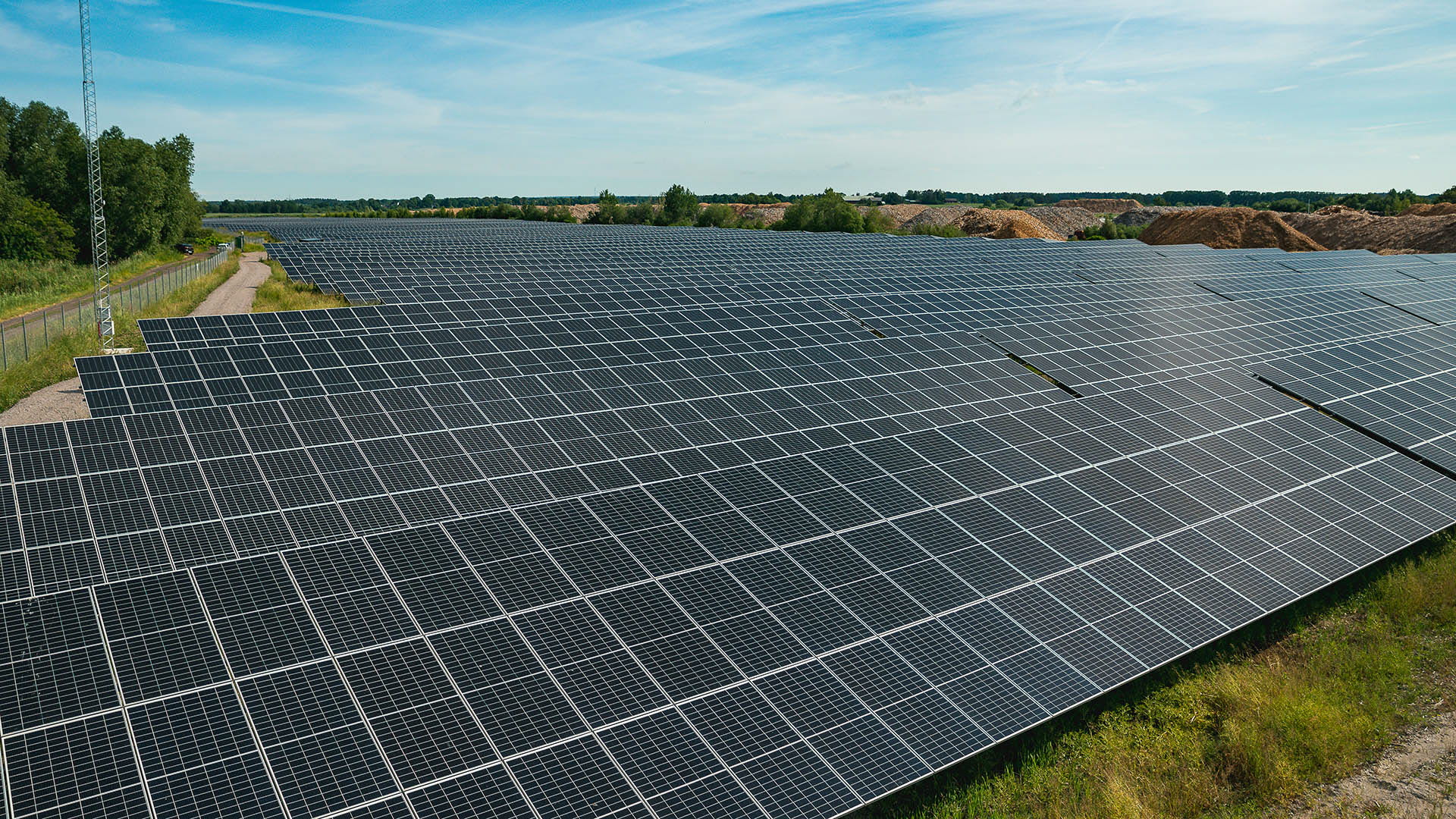 Solceller i solcellsparken vid Gärstad