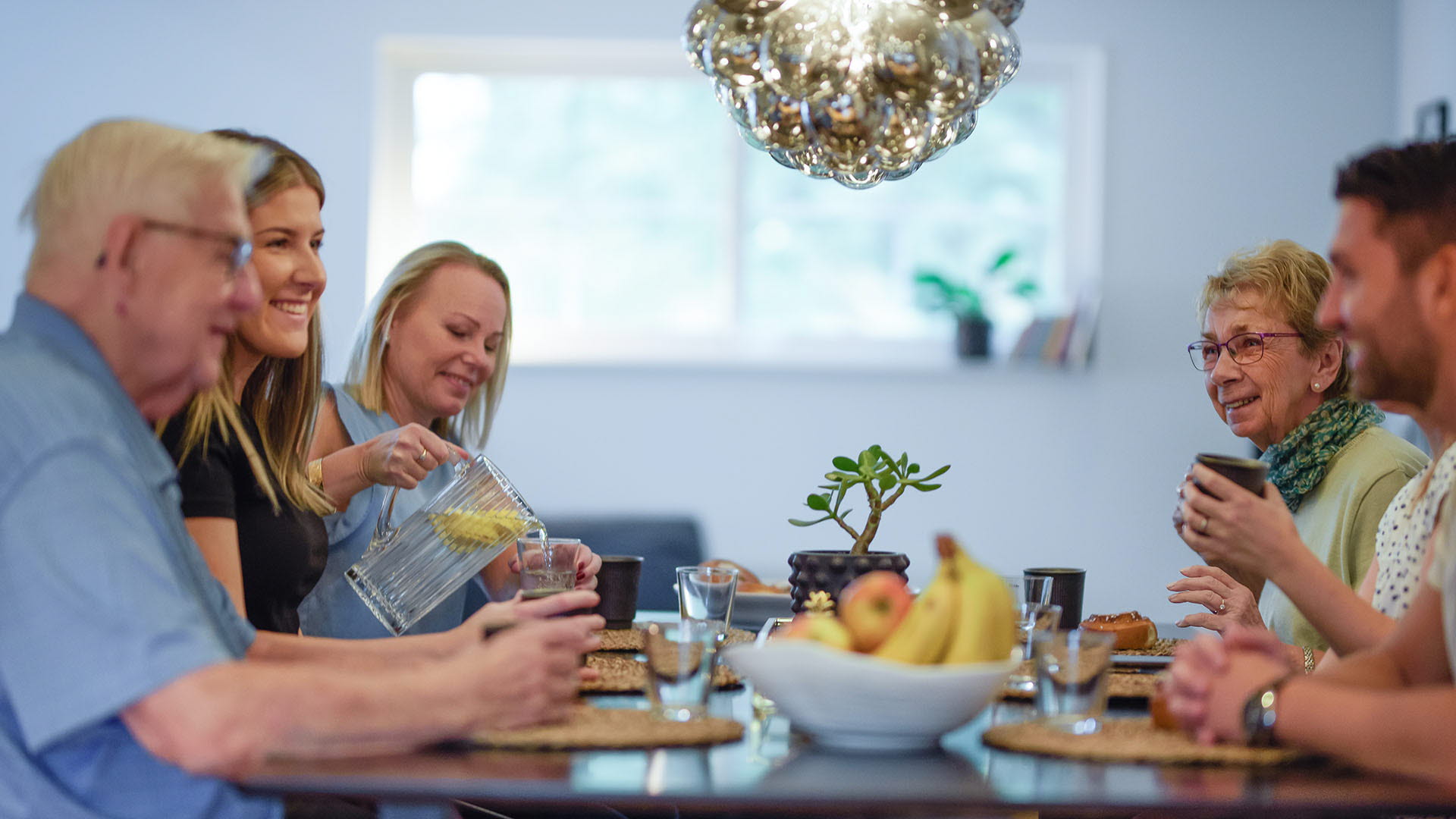 Kunder umgås över fika hemma