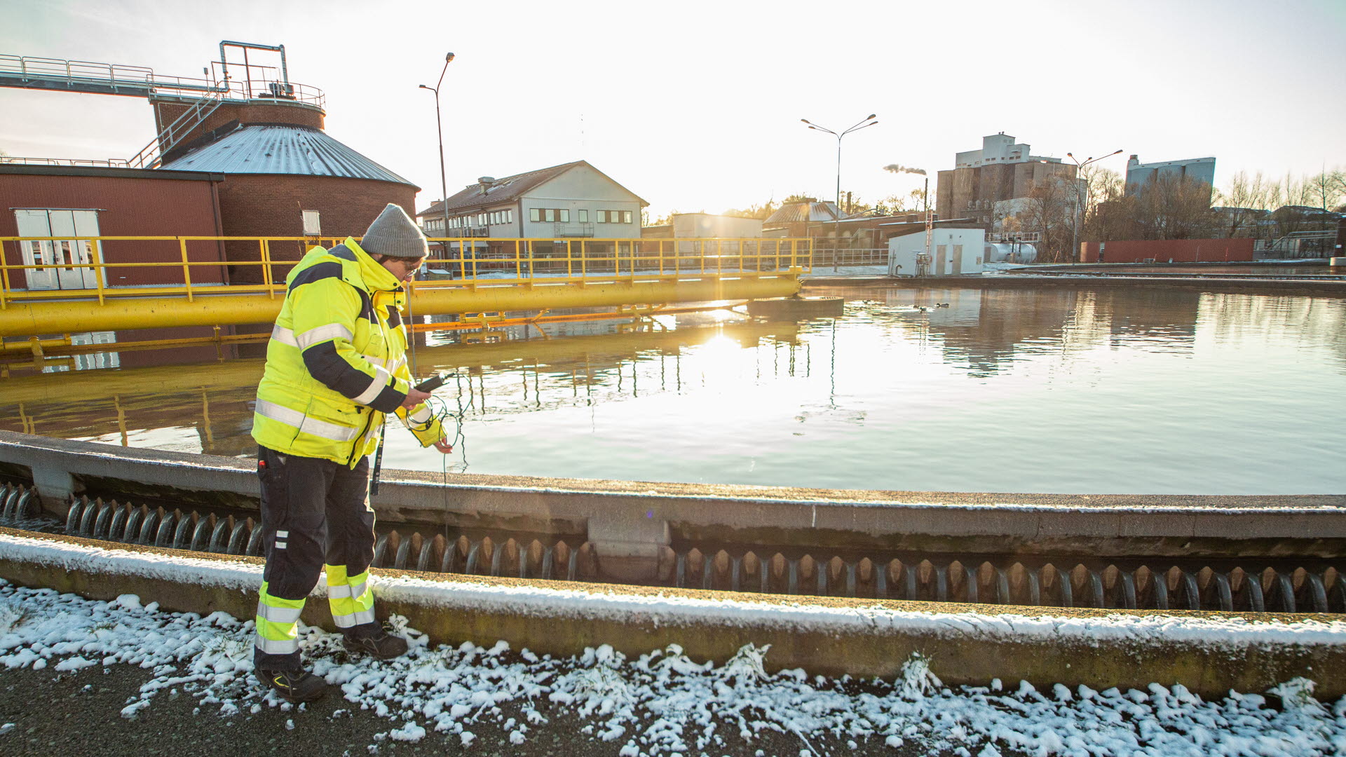 Instrumenttekniker jobbar på Nykvarns avloppsreningsverk