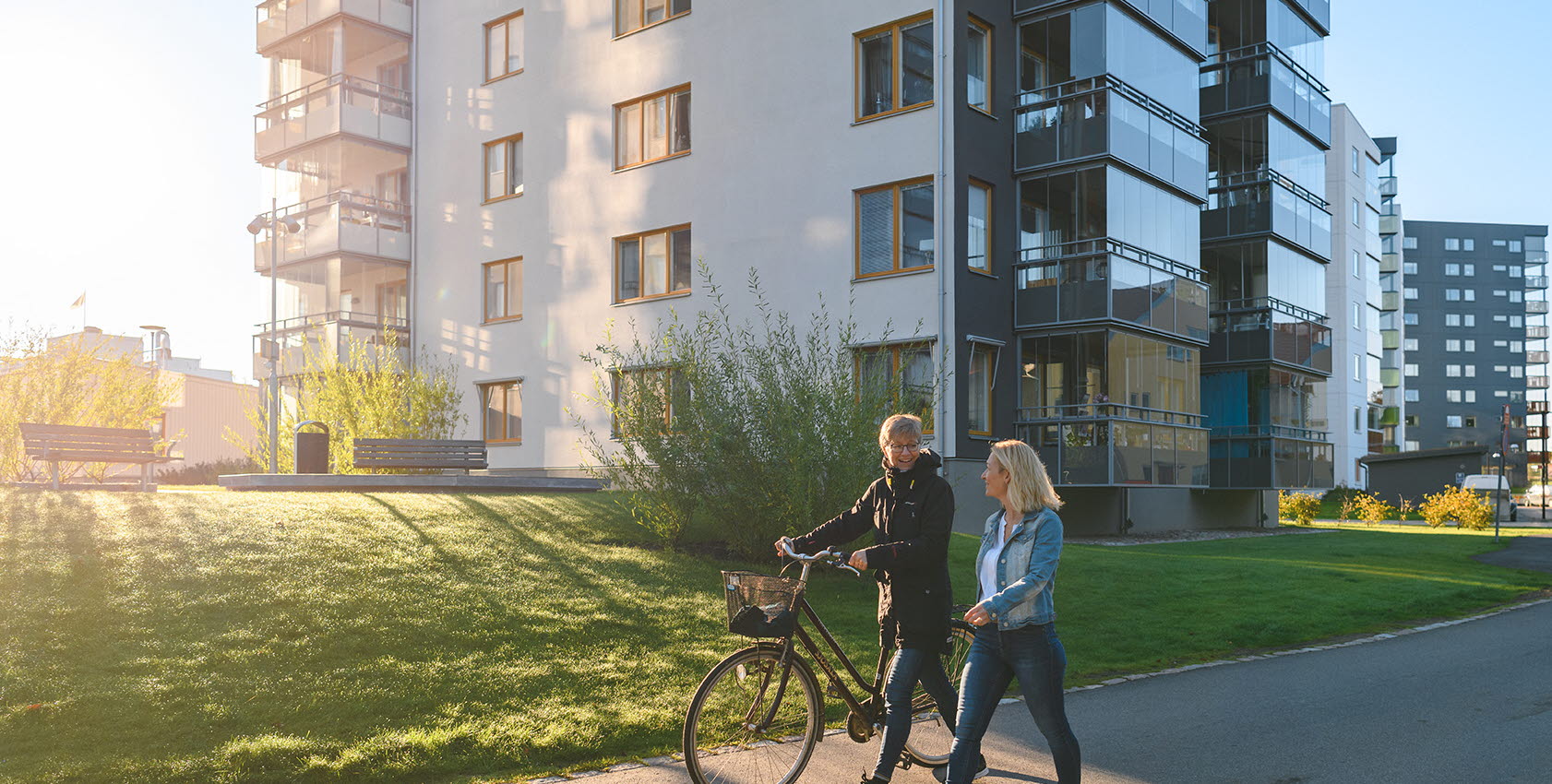 Kunder promenerar framför nya fastigheter i Mjölby