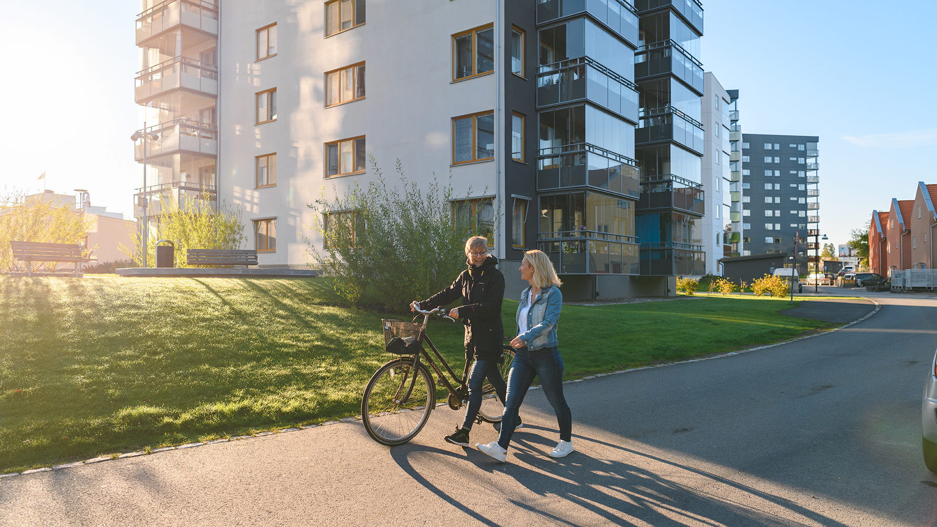 Kunder promenerar framför nya fastigheter i Mjölby