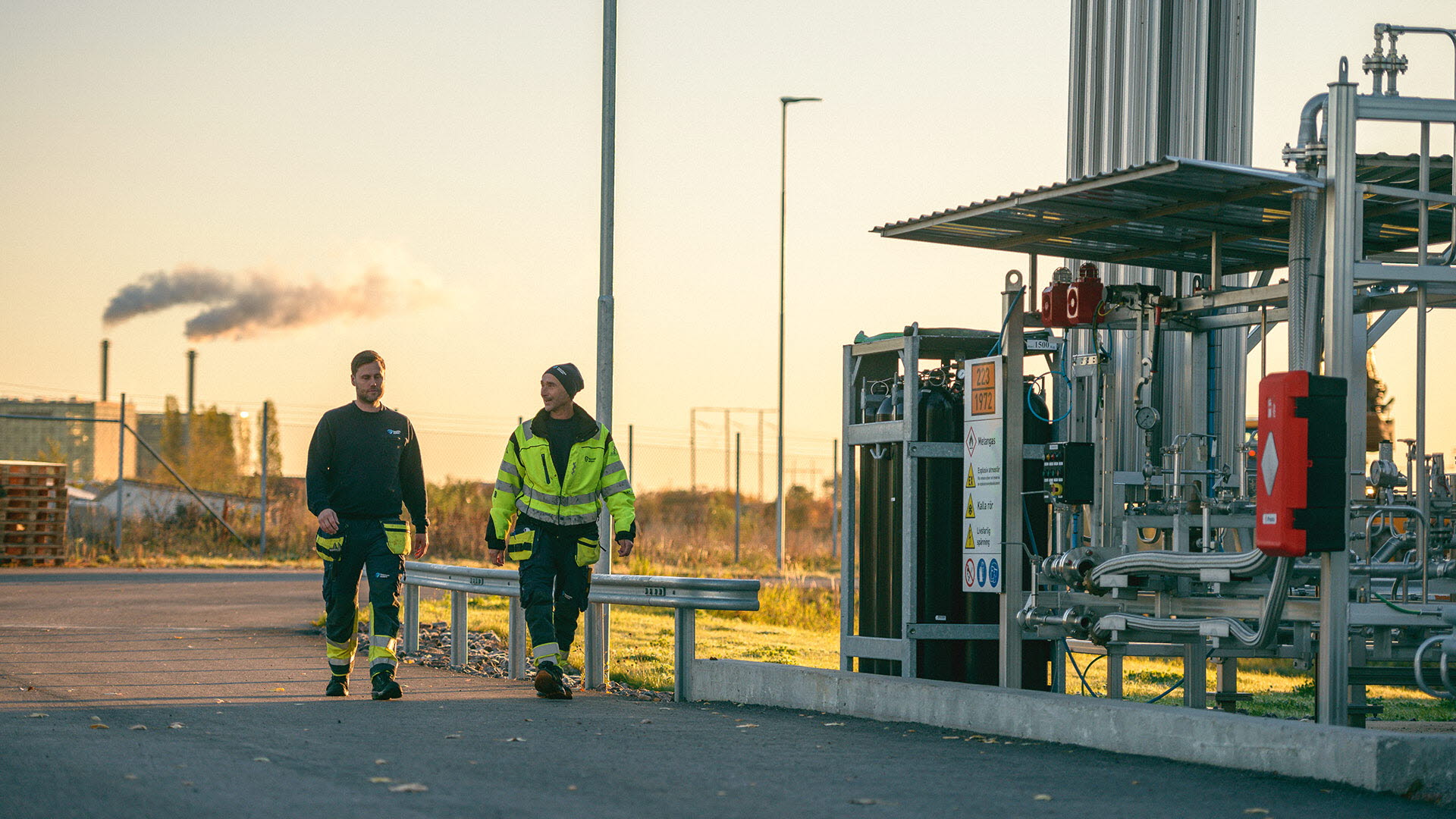 Två medarbetare går framför LBG-anläggningen