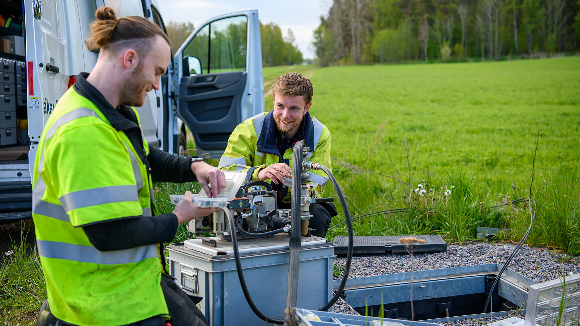 Montör arbetar med fiber på landsbygden