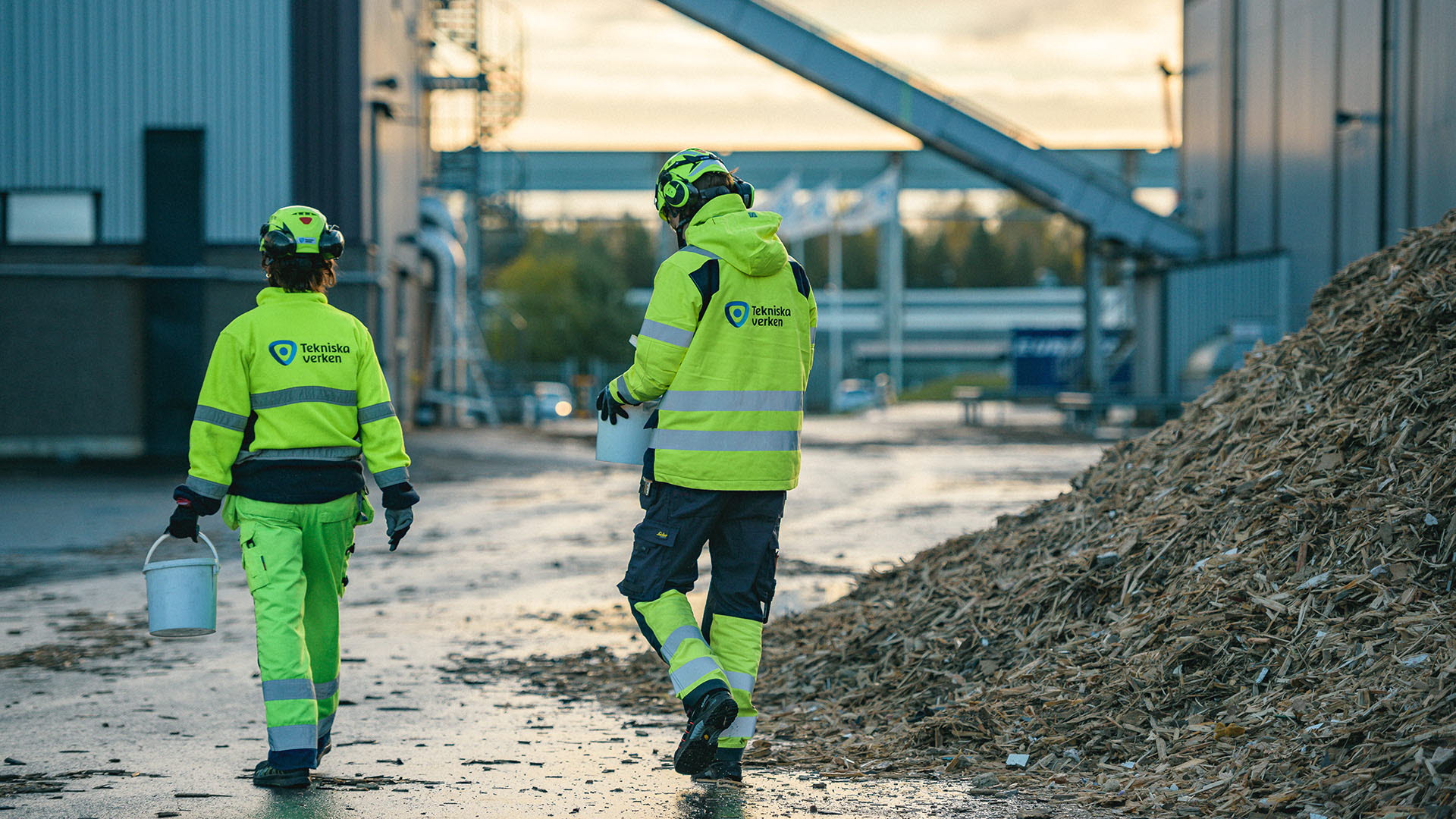 Medarbetare samlar prover av flis från flishögarna vid Katrineholms kraftvärmeverk