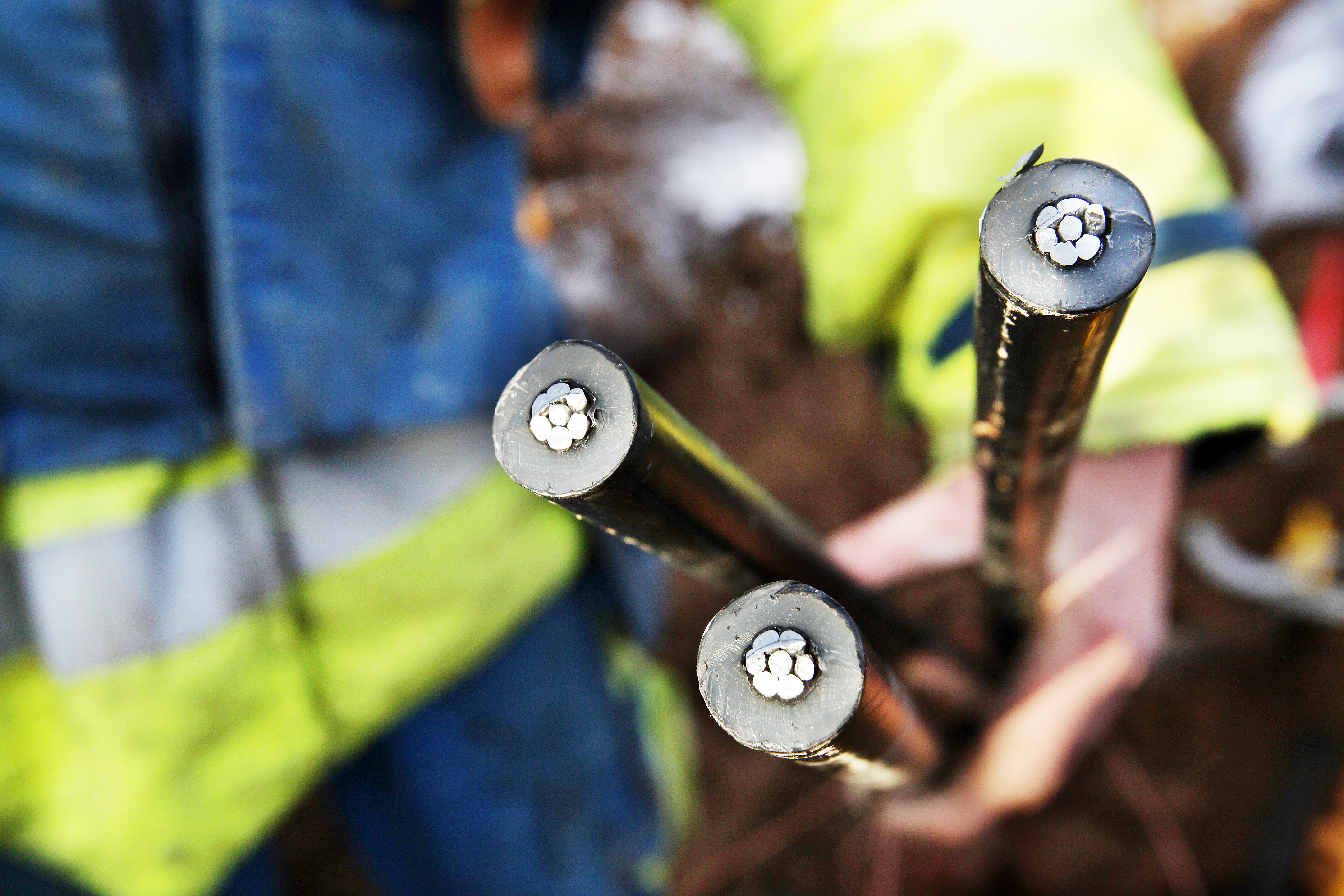 Montör med elkablar i handen