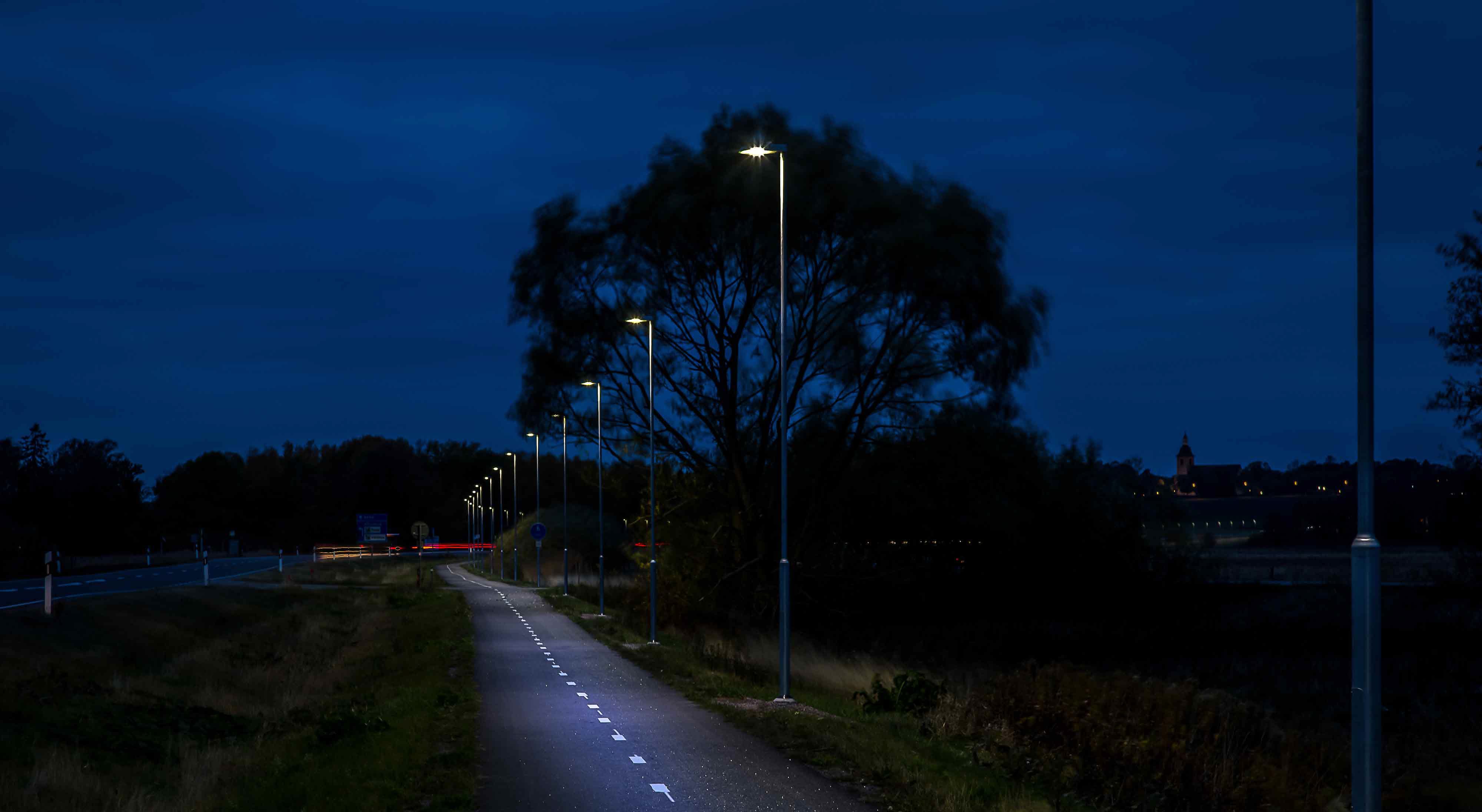 Bild på armaturer vid en gång- och cykelväg